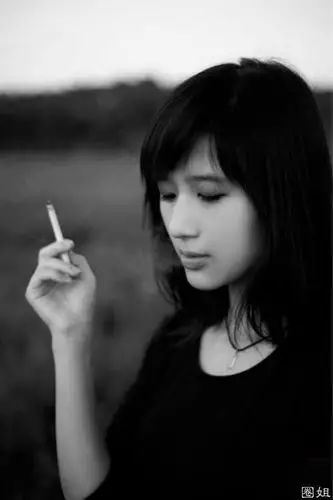 网红才刚硕士毕业的大学生,不仅已经结了婚,居然也是一枚吸烟的女子