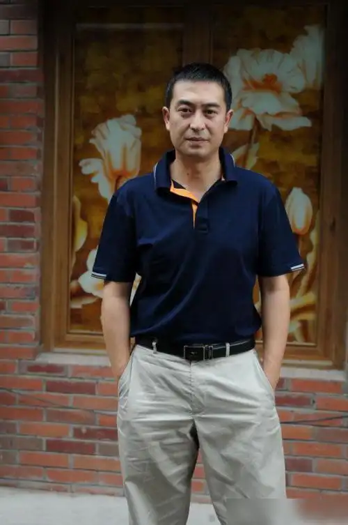 张嘉译驼背严重直不起身出道多年无绯闻是二婚妻子的原因