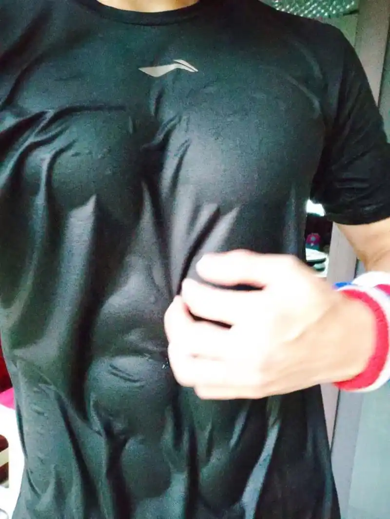 2   最后附上脱衣腹肌照 那时候的体脂率真的很低.