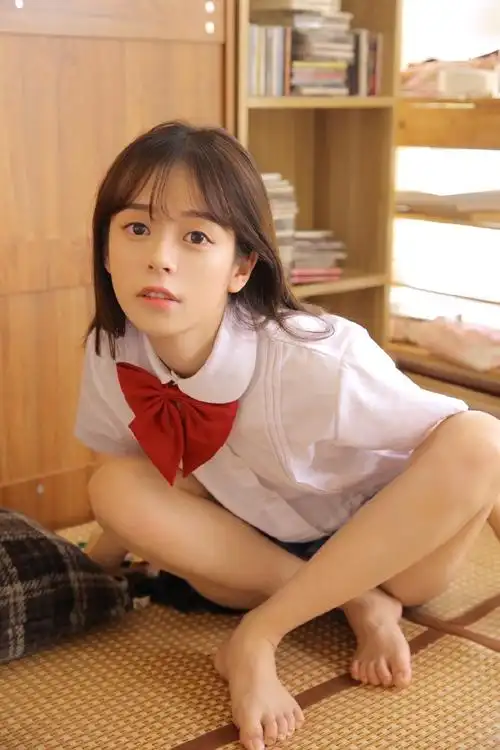 水手服美女性感短裙诱惑写真图片