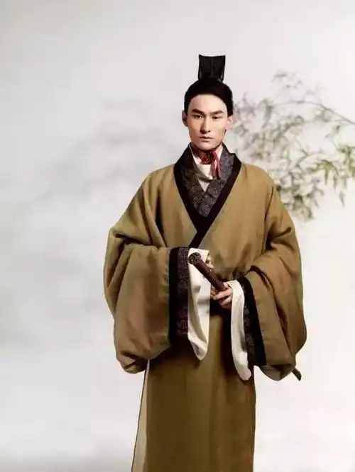 至东汉明帝,参照三代和秦的服饰制度,确立了以冠帽为区分等级主要标志