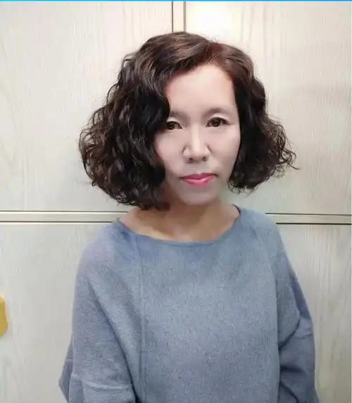 满头烫小卷可以根据自己的肤色来选择不同的发色