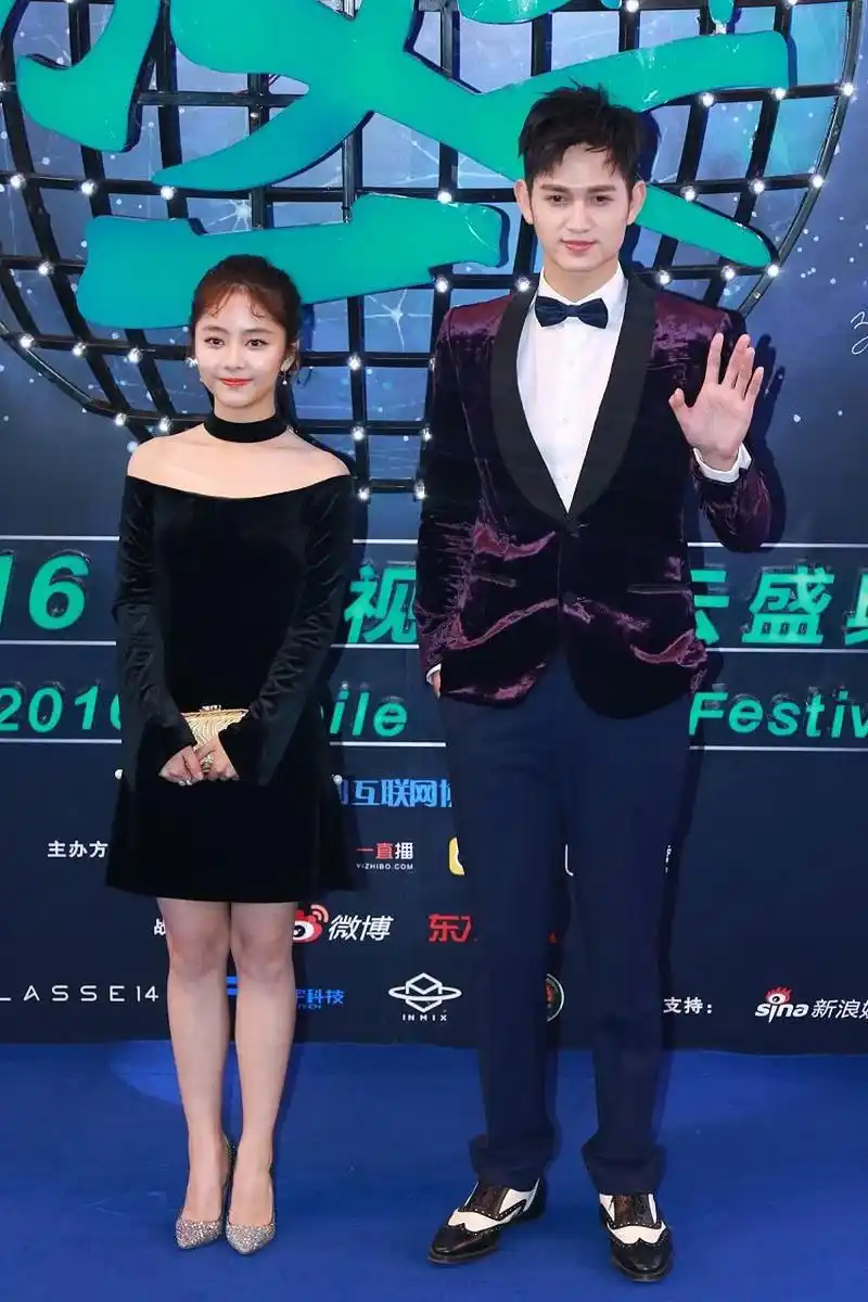 谭松韵和马可同框,最萌身高差!晶晶笑起来好可爱呀[心]!