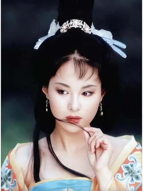 回顾:取艺名不足为奇这些明星姓都换了,女主持称改姓对不起老爸