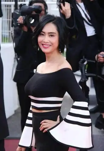 朱茵个子虽小但身材"饱满",穿紧身上衣 开叉裙,没有一丝赘肉