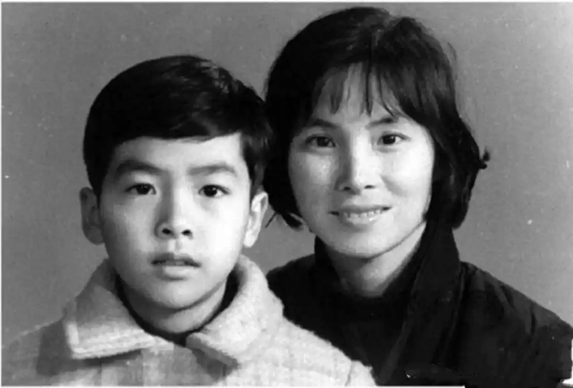 甄子丹小时候非常秀气,是个小帅哥.