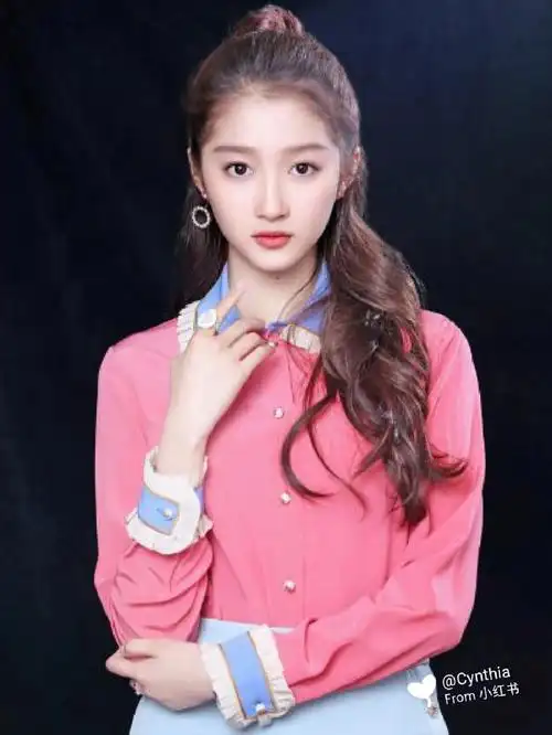 我的是关晓彤!口号是:星途闪耀,携手彤行!你的呢?