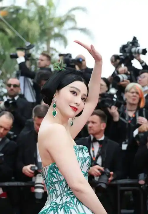 戛纳红毯上,范冰冰身着虎装下山,这个排版太漂亮了_裙摆_老虎_中国