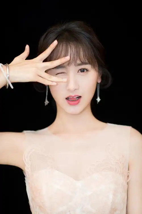 袁冰妍礼服照曝光 白纱长裙温婉可人
