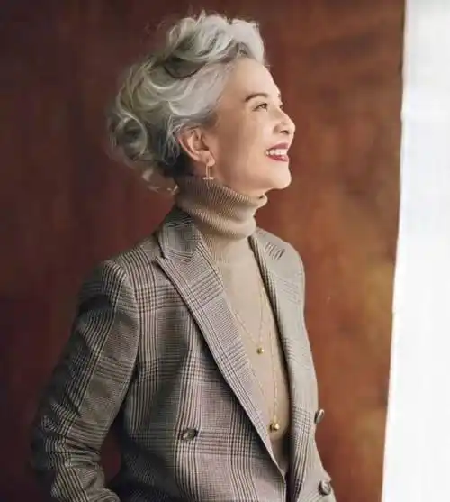 发型2:中性短发中性的短发也可以成为老年女性的首选.