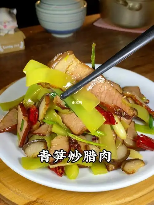 要想腊肉不咸配菜又有味道,你可以像我这样,先把腊肉焯水或者把切好的