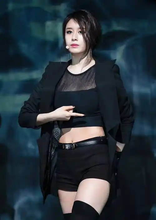 朴智妍的舞台魅力真是绝了,完美的身材令人心动不已