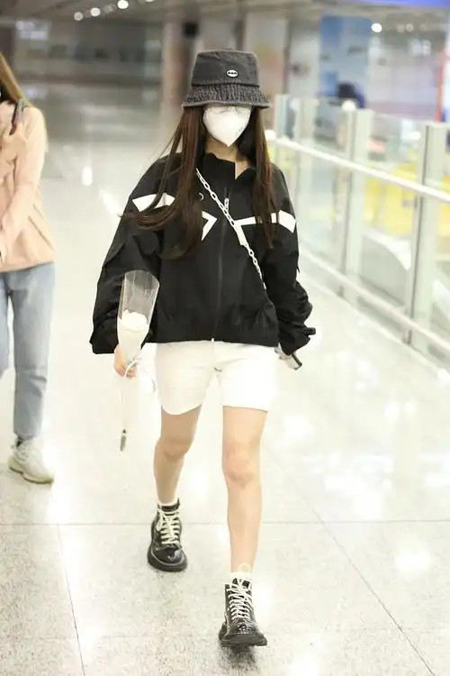 组图:陈意涵戴渔夫帽穿运动装显青春活力 搭配白短裤秀美腿