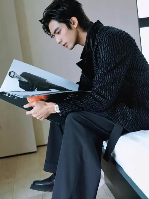 宋威龙湿发背头的全黑造型随性简约的优雅风度