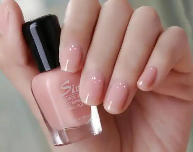 但涂在指甲上就跟指甲本来的粉色色泽一样,也算是经典透明色小清新