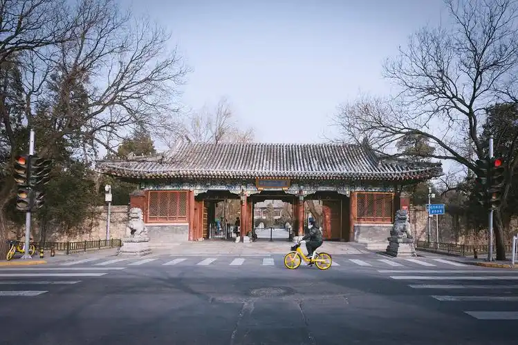 北京大学西门疫情防控期间