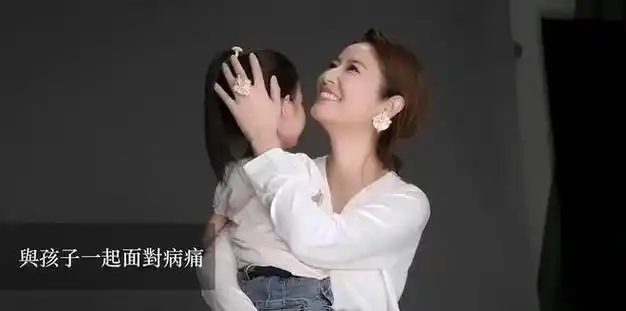 林心如首带女儿做公益,戴奢华珠宝打扮隆重,小海豚肉嘟嘟太像妈