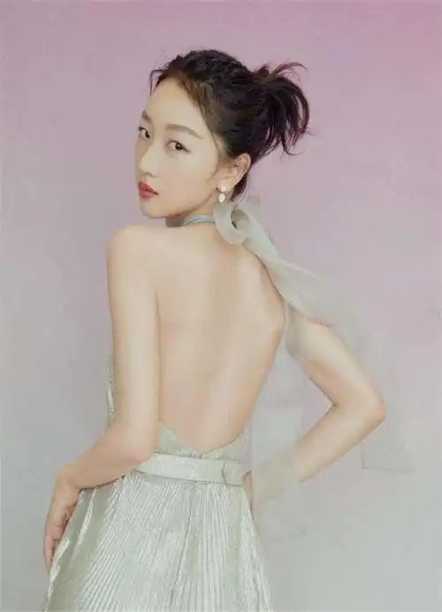 事实证明,30岁就夺得"三金影后"的周冬雨,已走上了另一条大路