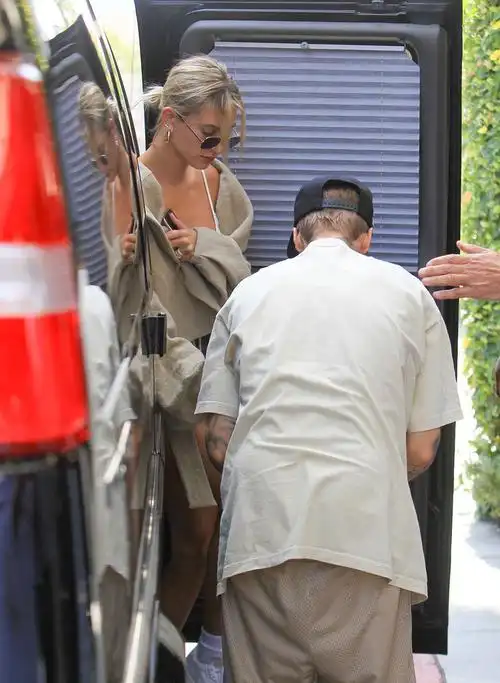 贾斯汀比伯justinbieber和妻子haileybladwin在洛杉矶外出午餐的街