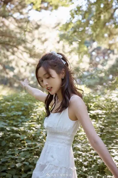 吴宣仪穿白色短裙置身林间清新可爱