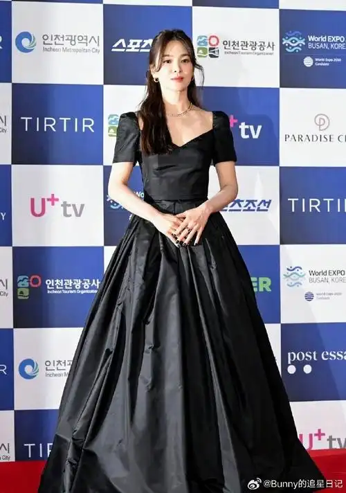 韩国女星红毯礼服非黑即白##青龙节清一色的黑白礼服