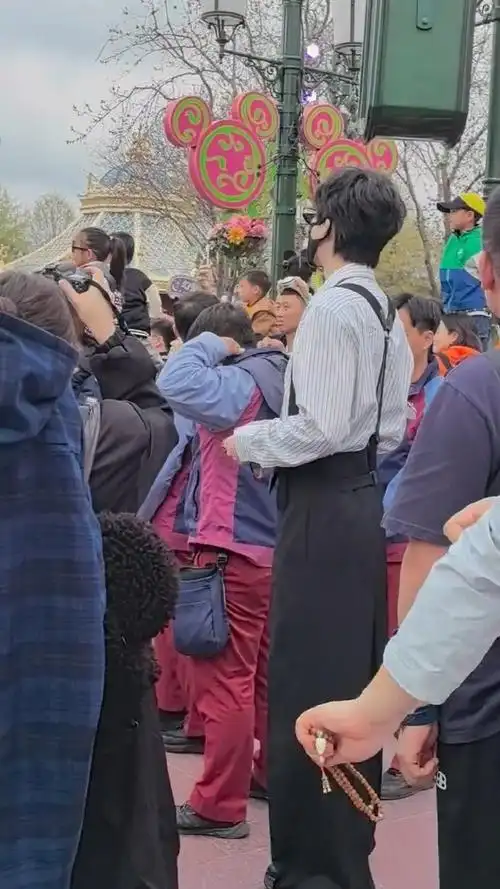 迪士尼偶遇刘宇宁##刘宇宁 迪士尼乐园##刘宇宁珠帘玉幕##珠帘玉幕