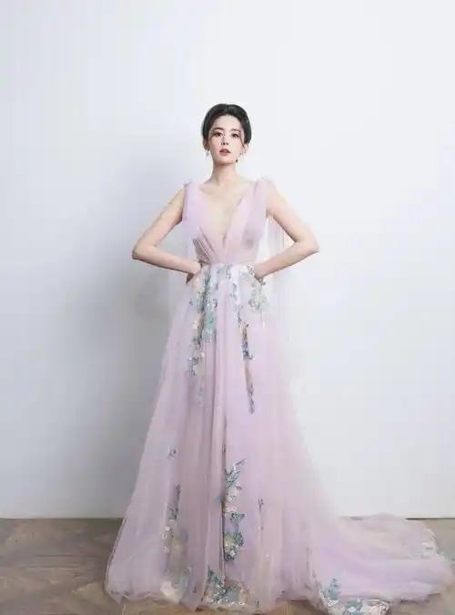 古力娜扎紫色时尚连身礼裙的薰馨梦境,美目流转,裙摆轻飘