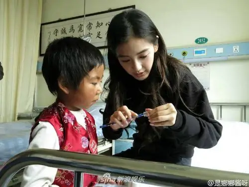 baby暖心守护小粉丝 有爱合影被赞孩子王