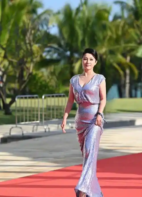 颜丙燕很胖但不胖,欧式不显高却时尚,大肚子是真实的_造型_设计的_美