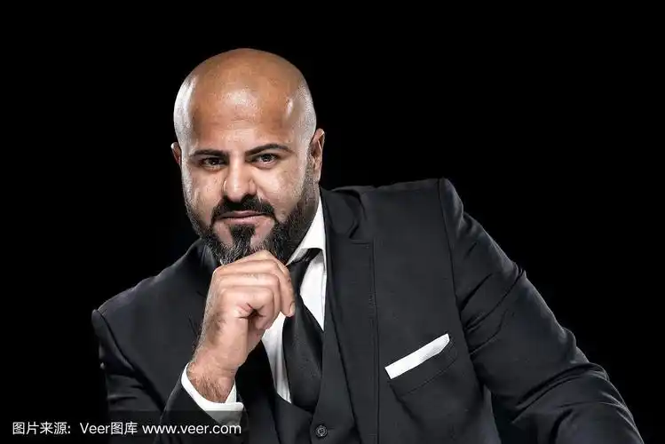 留着黑胡子的光头商人看上去很严肃