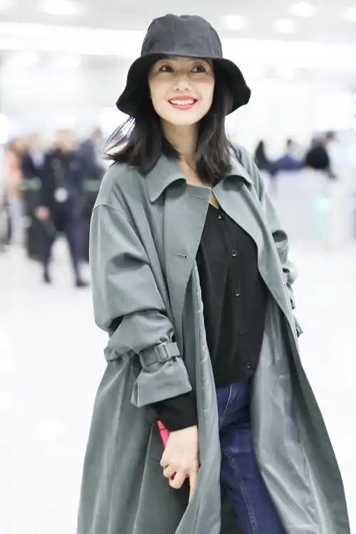 女神营业高圆圆产后低调复出穿风衣笑容清新甜美