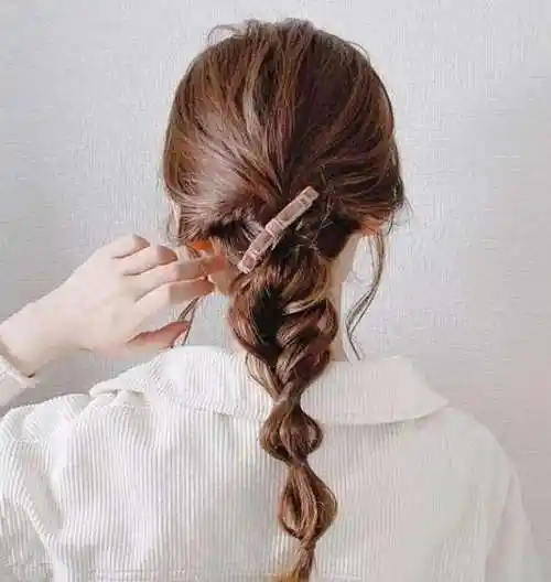 编发马尾发型,简单的扎法展现出迷人的气质,让你颜值提升好几个指数