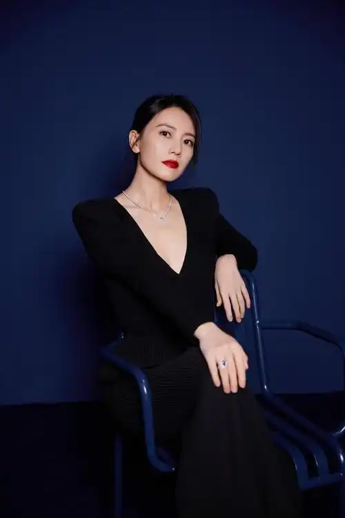 最新亮相活动,高圆圆的妆造风格就非常有女神范,发型是很常见的斜刘海