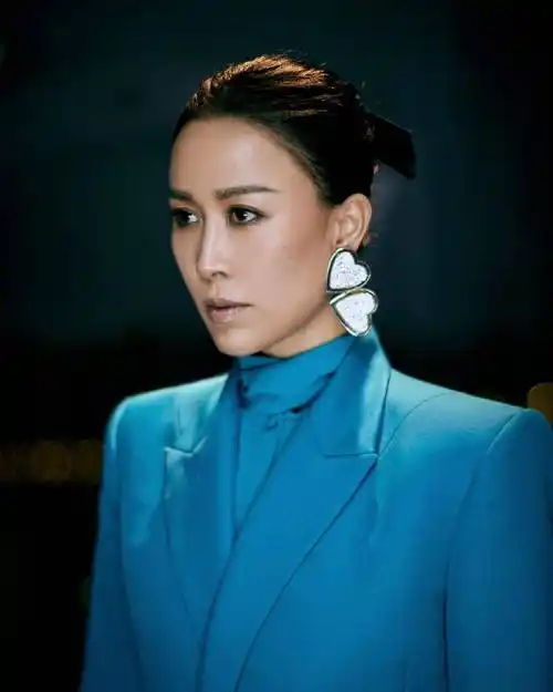 原创那英52岁还这么活泼穿撞色大衣内搭黑色套装帽子东北范儿十足