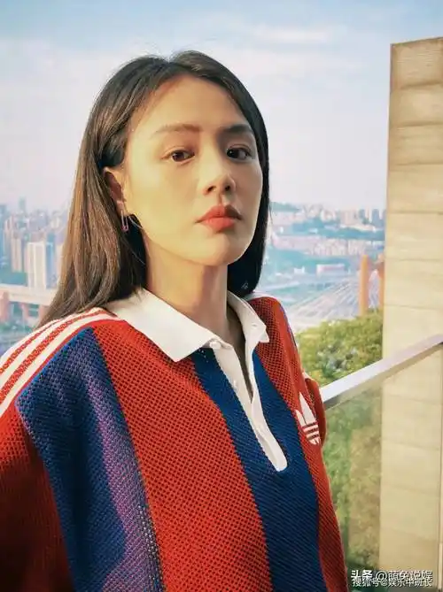 马思纯重庆拍戏之余闲逛西南大学,状态回春好漂亮,笑容灿烂治愈