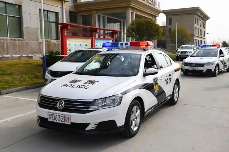 新车入警护航新征程舞钢市公安局举行警用车辆发放仪式