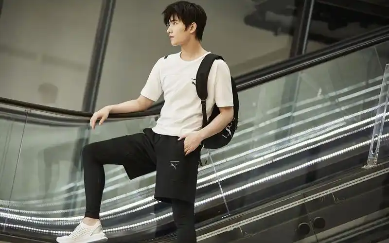 杨洋街头运动风帅气高清桌面壁纸