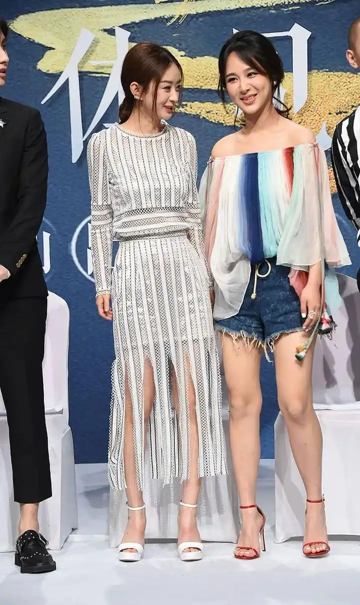 身高165的赵丽颖和167的杨紫同框,这身高差挺合理的,说明赵丽颖的身高