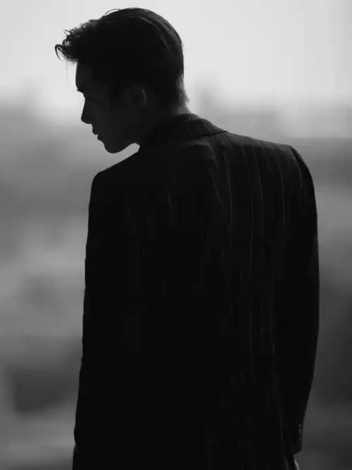 易烊千玺黑白大片库存