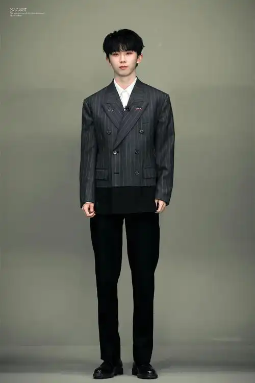 马嘉祺条纹西装造型饭拍图～ 亭亭玉立的帅气少年,好想rua一下