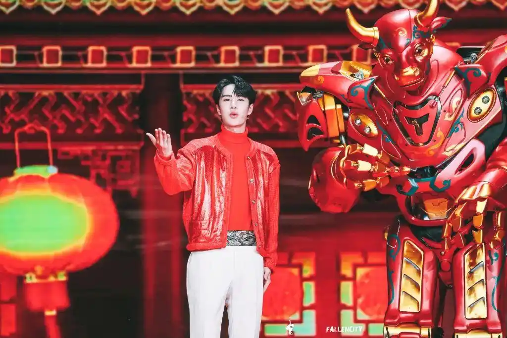 王一博壁纸春晚首秀表演美图来了solo舞蹈超帅超燃