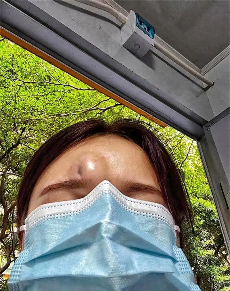 劝大家走路的时候还是少看手机