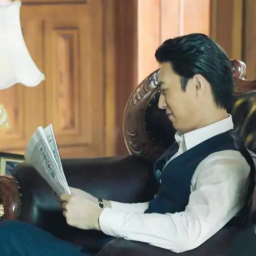 靳东 读你千遍不厌倦,读你的故事像三月……初见明楼,是在那个夏末