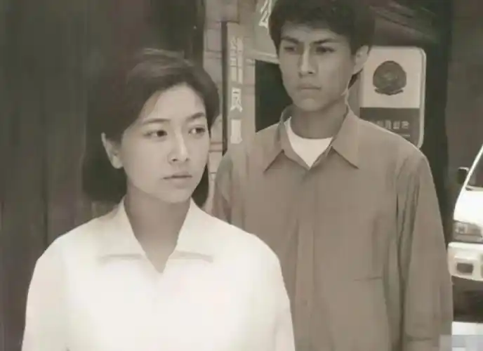 2006年,在《悲情母子》剧组,江珊结识了小自己9岁的靳东.