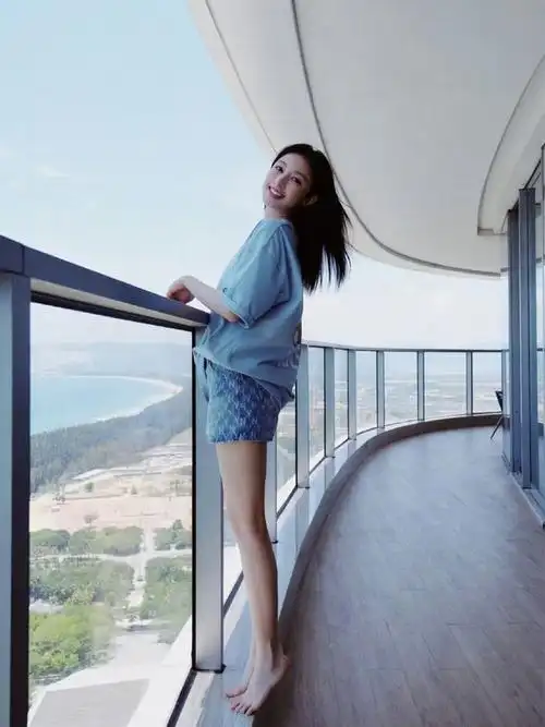 张俪,又白又肥的脚丫子