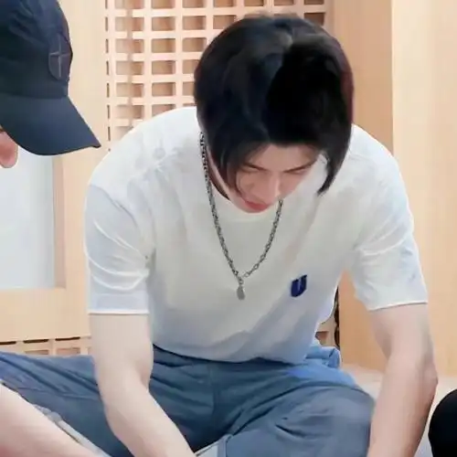 男友力爆棚,这手臂肌肉线条绝了@任嘉伦allen#任嘉伦#rjl#任嘉伦暮色