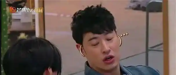 潘玮柏指着自己18岁时留着中分刘海,脸蛋又大又方的照片说:"当时我是