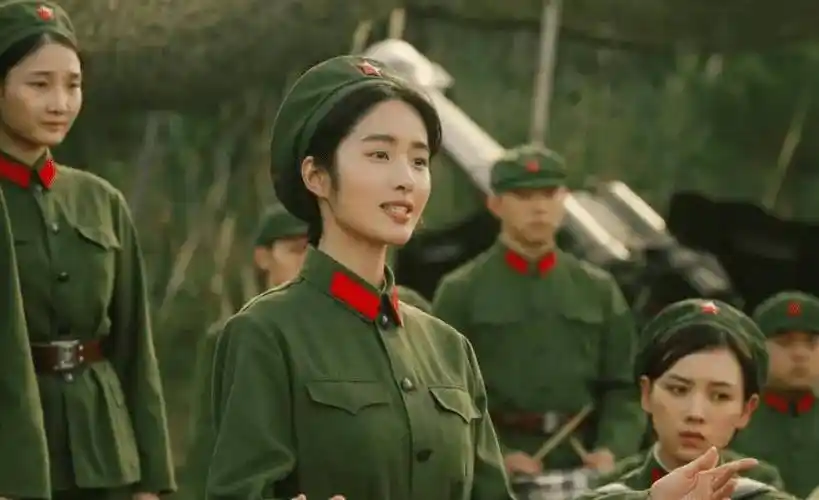 《芳华》三美:一个连生三子,一个嫁给老头,还有一个艳福不浅_杨采钰