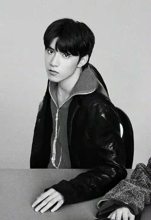 少年团黑白质感大片#-#时代少年团t九月刊销量#@时代少年团-刘耀文