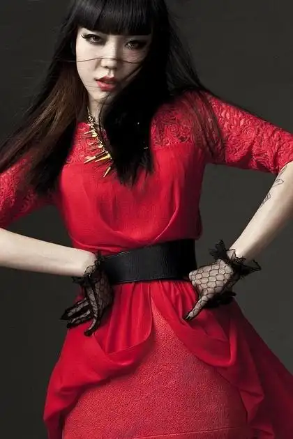 热情的火红色连衣裙,展现了吴莫愁的时尚妖媚的魅力,大片蕾丝手袜性感